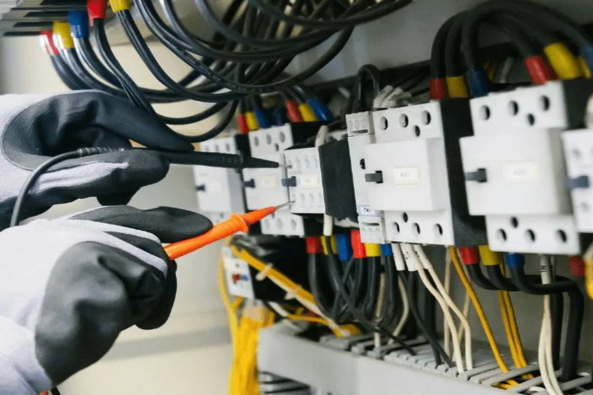 Meten en controleren in een elektrische verdeelkast