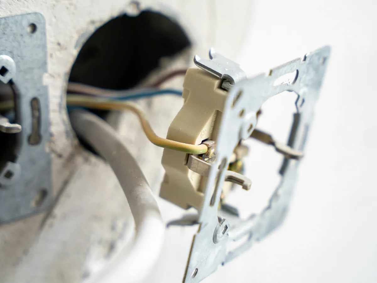 Detail van elektrische installatie tijdens professioneel renovatiewerk