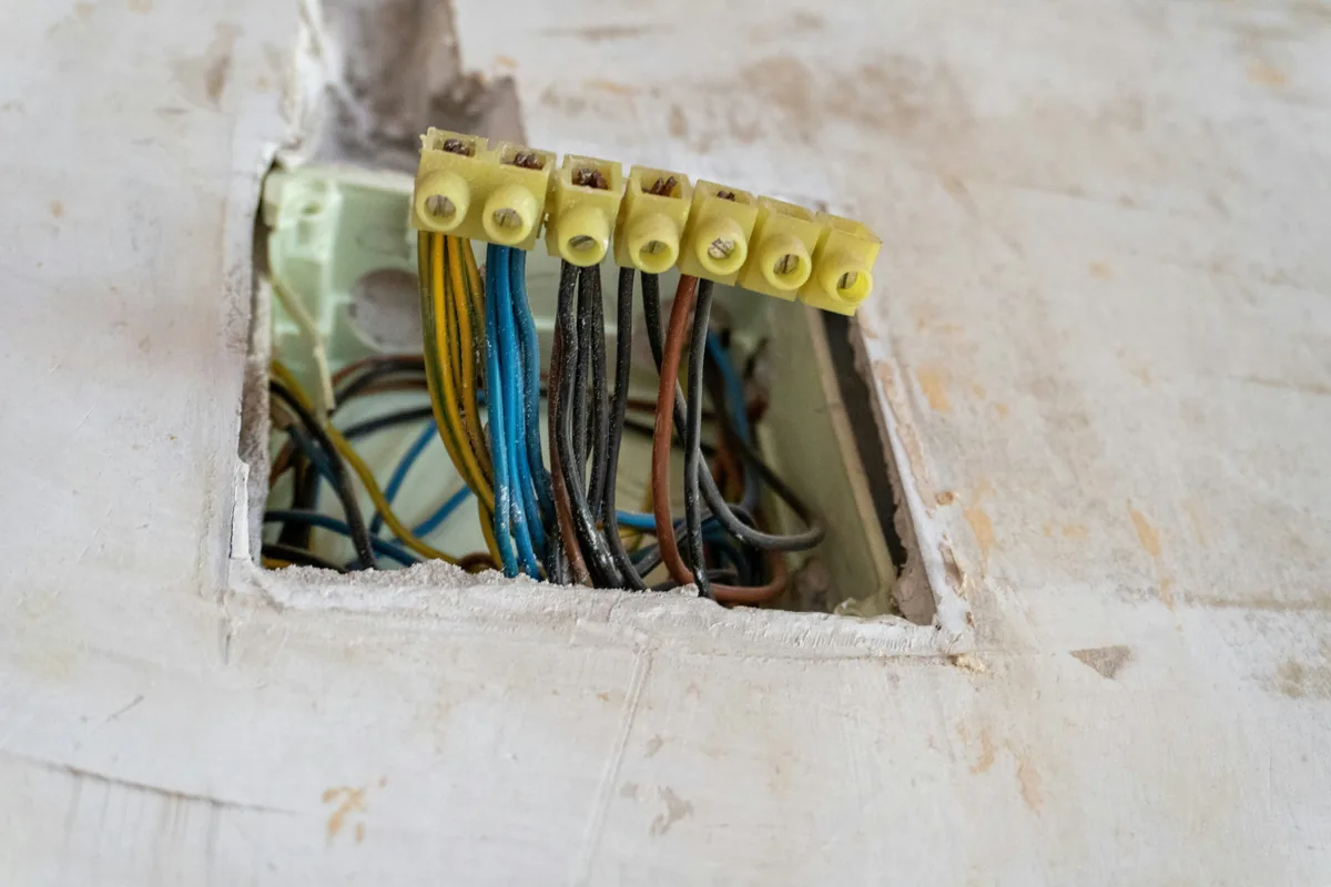 Bedrading in een wand tijdens renovatiewerk